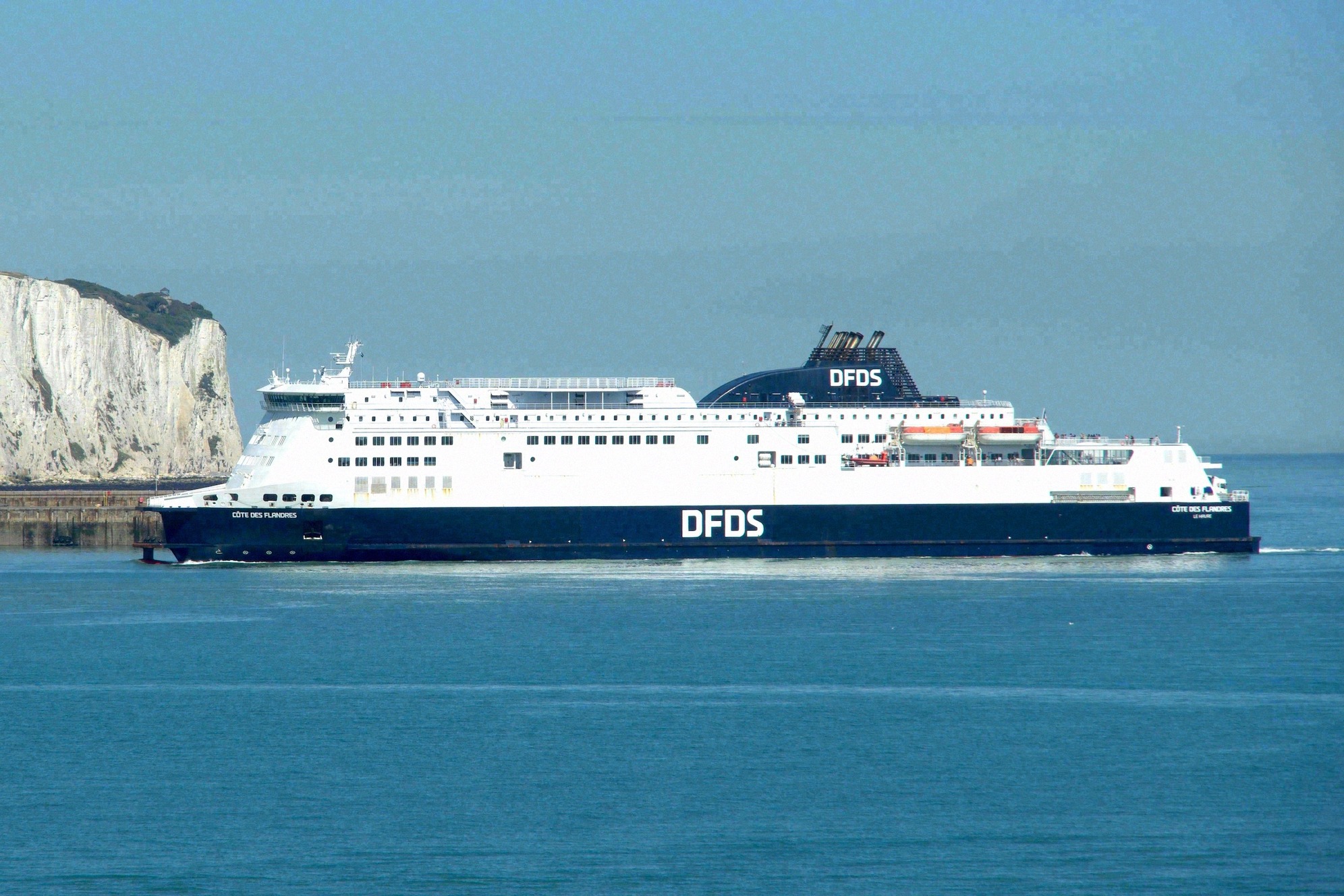 DFDS-færgen Côte des Flandres foran de hvide klipper i Dover