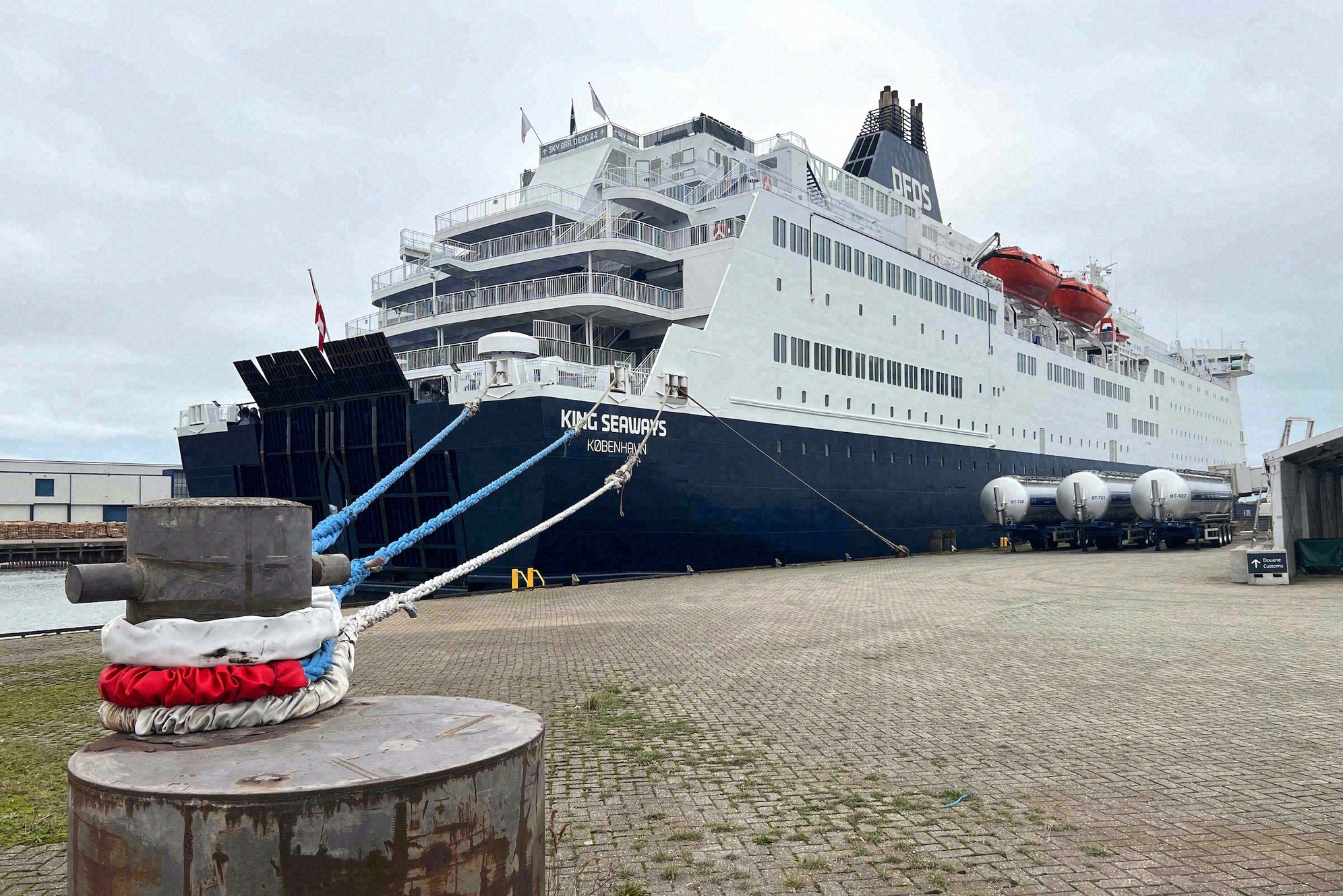 DFDS-færgen King Seaways ved kajen, et af de to søsterskibe på ruten Amsterdam - Newcastle.