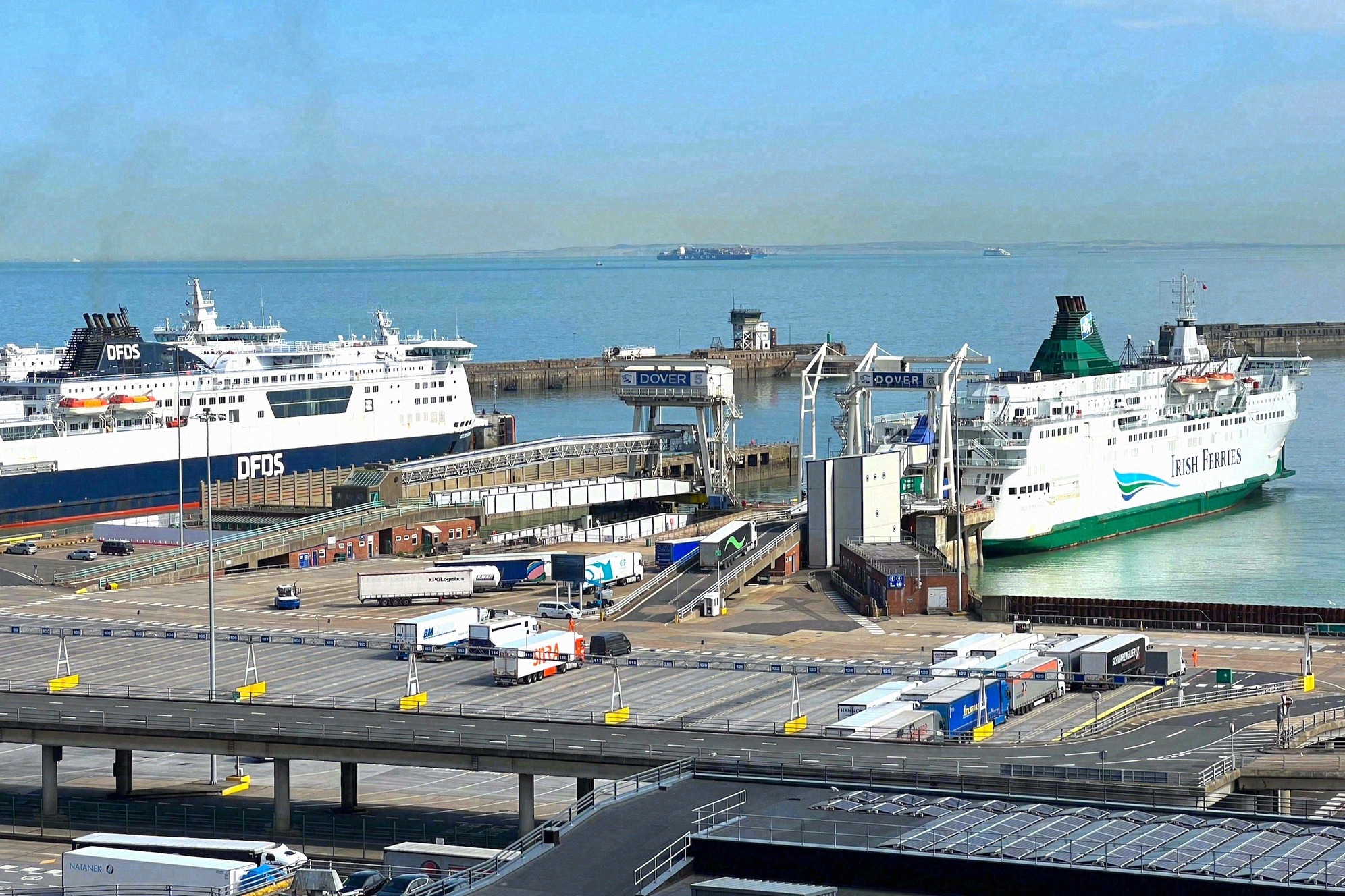 Færgehavnen i Dover med et DFDS- og et Irish Ferries-skib, destinationshavnen for ruten fra Calais.