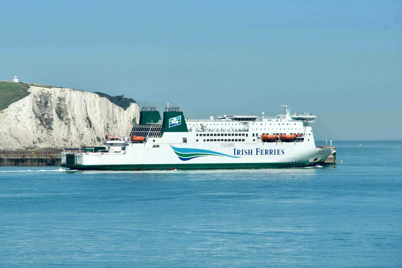Færger fra P&O, DFDS og Irish Ferries foran Dovers hvide klinter