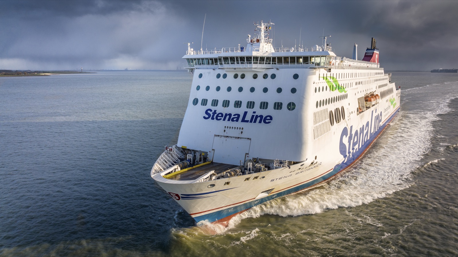 Stena Britannica fra Stena Line sejler ind i flodmundingen, et af de to skibe mellem Hoek van Holland og Harwich.