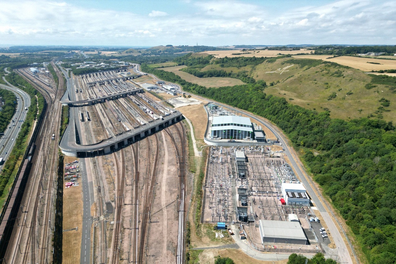 Luftfoto af Eurotunnel-terminalen i Folkestone med indkørselssporene