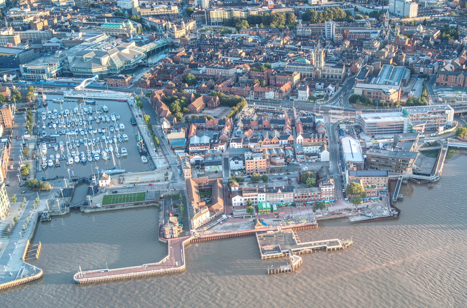 Luftfoto af Hull med den gamle bydel, marinaen og bredden af floden Humber